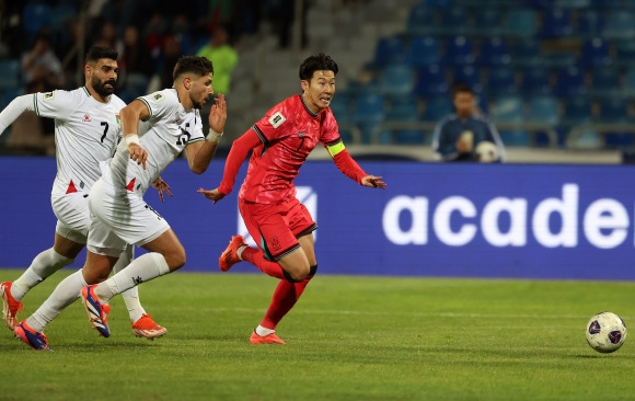 한국 축구 국가대표팀 주장 손흥민이 19일(한국시간) 요르단 암만 국제 경기장에서 열린 2026 북중미월드컵 아시아 지역 3차 예선 B조 6차전 팔레스타인과의 원정 경기에서 드리블하고 있다. 요르단 뉴시스