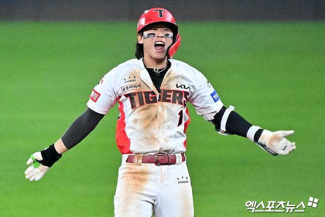 28일 오후 광주기아챔피언스필드에서 열린 '2024 신한 SOL Bank KBO 한국시리즈' 삼성 라이온즈와 KIA 타이거즈의 5차전 경기, 8회말 1사 1루 KIA 박찬호가 1타점 2루타를 날린 후 기뻐하고 있다. 엑스포츠뉴스 DB