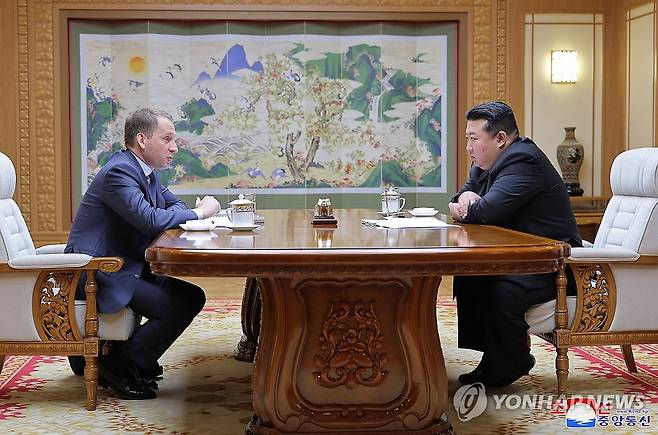 김정은,러시아 정부 대표단 단장 접견 (평양 조선중앙통신=연합뉴스) 북한 김정은 국무위원장이 북러 무역경제 및 과학기술협조위원회 11차 회의에 참석하기 위해 방북한 러시아 정부 대표단 단장 알렉산드르 코즐로프 천연자원부 장관을 18일 접견했다고 조선중앙통신이 19일 보도했다. 작년 북러 정상회담 후 양측의 고위급 교류가 활발해졌으며 올해 6월 '포괄적인 전략적 동반자관계에 관한 조약' 체결 후 더욱 체계적이고 빈번해졌다. 2024.11.19 
    [국내에서만 사용가능. 재배포 금지. For Use Only in the Republic of Korea. No Redistribution] nkphoto@yna.co.kr