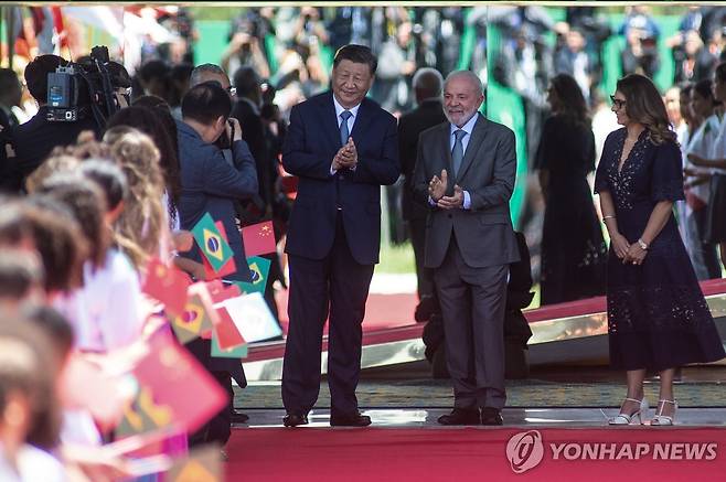 박수치는 시진핑(왼쪽)과 룰라 [브라질리아 EPA=연합뉴스. 재판매 및 DB 금지]