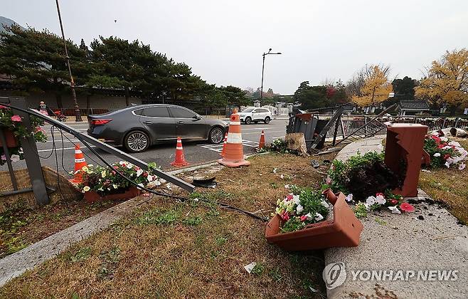 승용차 돌진으로 부서진 청와대 분수광장 울타리 (서울=연합뉴스) 김인철 기자 = 21일 오전 0시15분께 서울 종로구의 청와대 앞 분수광장으로 10대 후반 남성이 운전하던 승용차 한 대가 돌진하는 사고가 발생해 화단과 울타리 등이 파손돼 있다. 2024.11.21 yatoya@yna.co.kr