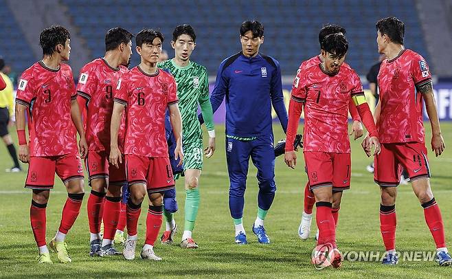 한국 축구대표팀, 팔레스타인과 또 무승부 (암만[요르단]=연합뉴스) 황광모 기자 = 19일 오후(현지시간) 요르단 암만 국제경기장에서 열린 2026 북중미 월드컵 아시아 3차 예선 B조 한국과 팔레스타인의 경기.
    한국의 손흥민과 김민재가 한국 축구대표팀 선수들이 팔레스타인과 1대1로 경기를 마친 뒤 굳은 표정으로 응원단석으로 향하고 있다. 2024.11.20 hkmpooh@yna.co.kr