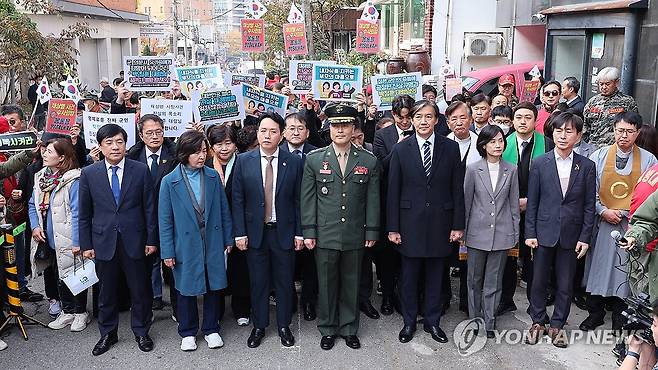 결심 공판 전 기자회견 연 박정훈 전 해병대 수사단장 (서울=연합뉴스) 서대연 기자 = 해병대 채모 상병 순직사건 수사 관련 항명 및 상관명예훼손 혐의로 기소된 박정훈 전 해병대 수사단장이 21일 오후 서울 용산구 중앙지역군사법원 앞에서 결심 공판에 출석에 앞서 기자회견을 열고 있다. 2024.11.21 dwise@yna.co.kr