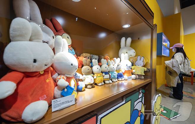 21일 오후 서울 종로구 인사센트럴뮤지엄에서 머니투데이 주최로 열린 미피(Miffy) 70주년 생일 기념전 ‘미피와 마법 우체통’ 미디어아트 전시회를 찾은 관람객들이 다양한 전시물을 살펴보고 있다. 2024.11.21/뉴스1 ⓒ News1 이재명 기자