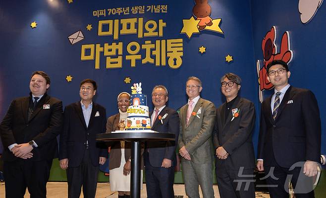 강호병 머니투데이 대표(왼쪽에서 네 번째)와 이민재 피플리 대표를 비롯한 주요 내빈들이 21일 오후 서울 종로구 인사센트럴뮤지엄에서 머니투데이 주최로 열린 미피(Miffy) 70주년 생일 기념전 ‘미피와 마법 우체통’ 미디어아트 전시회 개막식에서 케익 커팅을 하고 있다.  2024.11.21/뉴스1 ⓒ News1 이재명 기자