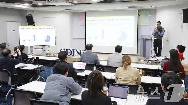 박양세 네오메이션 대표가 22일 오후 경기 성남시 분당구 글로벌디지털혁신네트워크(GDIN)에서 열린 '반려동물 산업 육성 협의회' 제8회 IR(기업설명회)데이에서 우수기업 발표를 하고 있다. 2024.11.22/뉴스1 ⓒ News1 김영운 기자