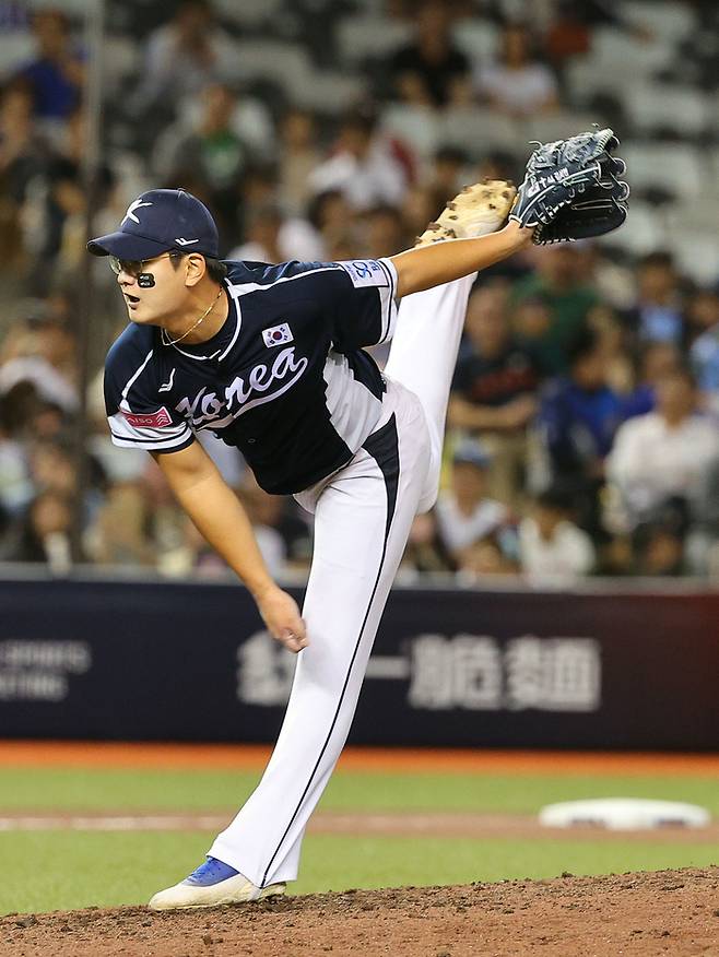 15일 오후 대만 타이베이돔에서 열린 2024 세계야구소프트볼연맹(WBSC) 프리미어12 B조 조별리그 대한민국과 일본의 경기. 김서현이 역투하고 있다. 사진 | 타이베이=연합뉴스