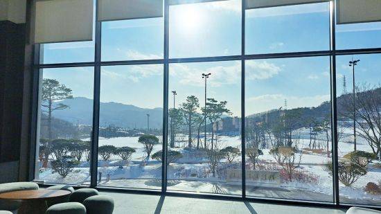 감곡CC 클럽하우스 로비에선 통창 밖으로 보이는 코스를 감상할 수 있다. 사진제공=감곡CC