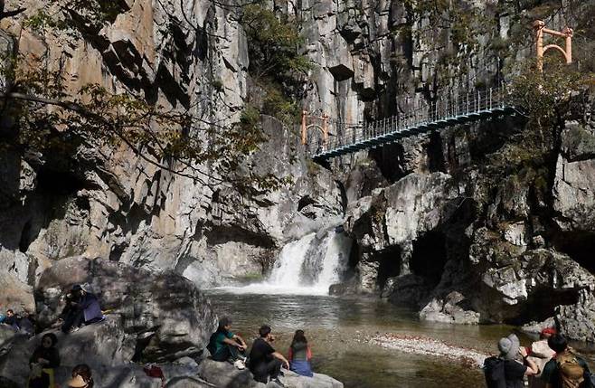 내연산을 찾는 사람들이 가장 좋아하는 관음폭포