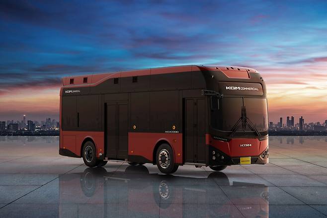 KGMC가 9m급 중형 전기버스 출고를 시작했다.