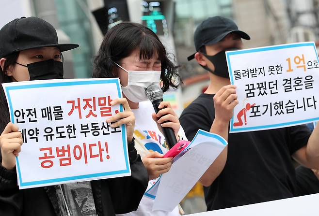 지난 7월 23일 오전 서울 마포구 신촌유플렉스 앞에서 열린 ‘신촌·구로·병점 100억대 전세사기 피해자 대책위원회’ 출범 기자회견에서 구로구에 거주 중 1억 2천여 만원의 전세사기 피해를 당한 스무 살 청년이 발언 도중 감정에 북받쳐 눈물을 흘리고 있다. /뉴스1