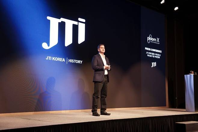 데이비드 윌러 JTI코리아 사장 (David Wheeler, General Manager of JTI Korea)은 지난달 28일 서울 영등포구 소재 페어몬트 앰배서더 서울 호텔에서 열린 기자간담회에서 JTI코리아의 궐련형 전자담배 신제품 신제품 ‘플룸 X 어드밴스드(Ploom X Advanced)’를 공개했다.ⓒJTI코리아