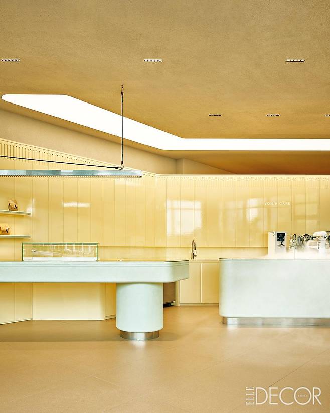 디자이너로서 느끼는 고립감과 단절의 순간을 공간으로 표현하고, 위로와 공감을 전달했다.