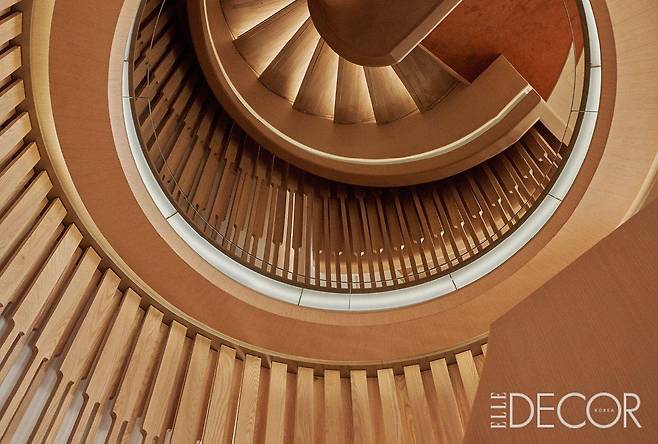 유려한 곡선과 따스한 색감으로 완성한 브알라 카페, 내면의 아름다움이 은은하게 드러나는 것을 공간적으로 표현한 V&MJ피부과, 브랜드 시그너처인 부채표를 해체주의 형식으로 재해석한 활명 플래그십 스토어 계단.