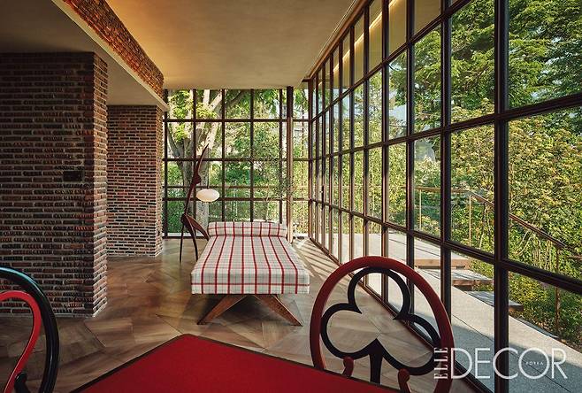 지포어 플래그십 스토어. 메탈라스로 만든 금색 망에 노란색 유리를 덧대 완성한 구조물로 공간에 깊이를 더했다.