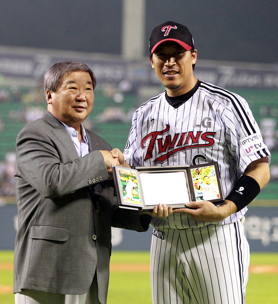 이병규가 2013년 7월 23일 잠실 KIA전에서 사이클링 히트와 10연타석 안타 신기록 시상식에서 구본능 KBO 총재로부터 기념패를 전달받고 있다. IS 포토