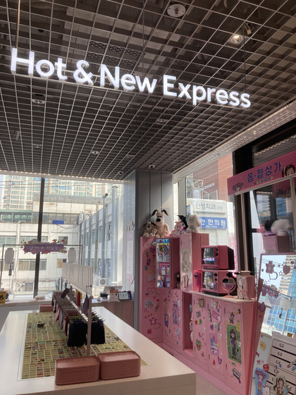 Customers can make customizable accessories at the Hot & New Express zone [KIM JU-YEON]