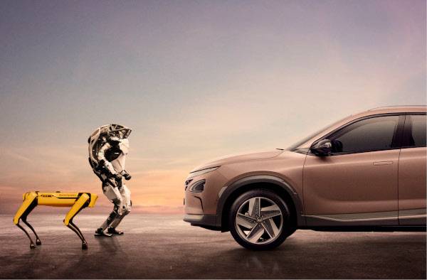 미래 모빌리티산업에서 로봇은 사람처럼 섬세한 작업을 할 수 있고, 인공지능 탑재로 디지털 작업을 할 수 있다. 사진은 자동차 앞에 서 있는 휴머노이드 로봇 ‘아틀라스’와 사족 보행 로봇 개 ‘스팟’. 현대차그룹 제공