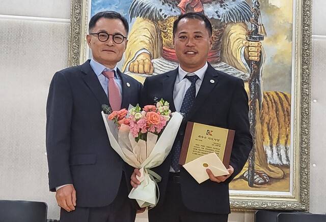 ‘2024 경기도검도회 표창식 겸 검도인의 밤’서 고등부 최우수지도자상을 수상한 김범열 과천고 감독(오른쪽)이 김두현 회장과 기념촬영을 하고 있다.황선학기자