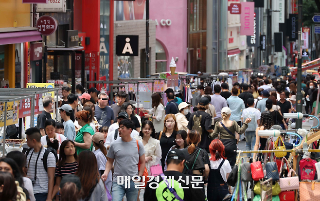 서울 중구 명동 거리가 외국인 관광객들과 시민들로 붐비고 있다. [한주형기자]