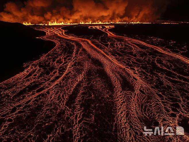 [레이캬네스=AP/뉴시스] 20일(현지시각) 아이슬란드 레이캬네스반도의 그린다비크 화산이 새롭게 폭발해 용암이 흐르고 있다. 현지 당국은 화산 폭발 직후 주민과 관광객들을 대피시키고 비상사태를 선포했다. 이번 폭발은 지난해 12월 이후 7번째다. 2024.11.21.