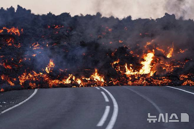 [레이캬네스=AP/뉴시스] 21일(현지시각) 아이슬란드 레이캬네스 반도에서 폭발한 화산의 용암이 블루라군 온천으로 향하고 있다. 2024.11.22.