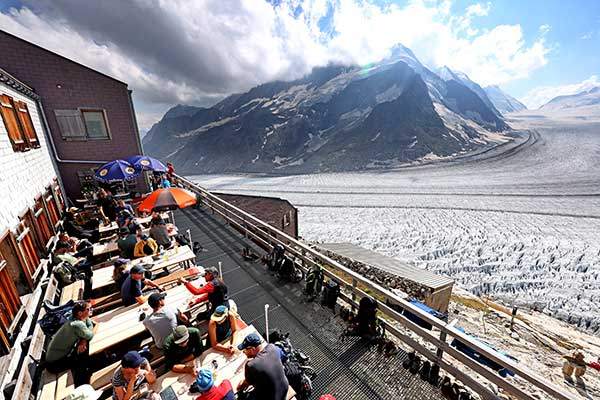 콩코르디아산장의 테라스에서 생맥주를 즐기는 시간. 알레취빙하 1박2일 하이킹의 가장 달콤한 순간이다. 인터라켄의 대표적인 양조장 루겐브로이에서 만든 생맥주 '융프라우'를 시원하게 들이켰다.