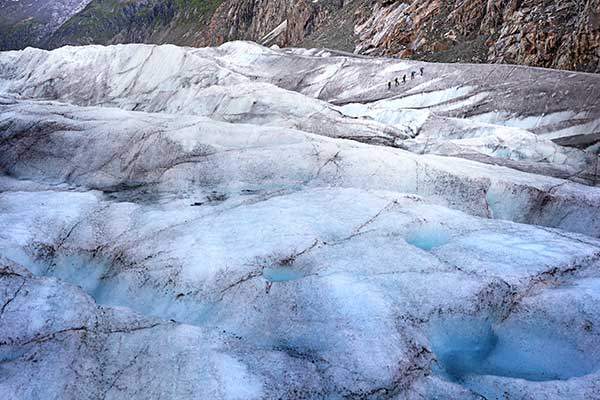 수평선 끝까지 빙하가 이어지는 얼음길을 9명이 줄을 묶고 걷는 생소한 체험은 두고두고 기억에 남을 것 같다. 국내 어디서도 볼 수 없는 풍경이었다.