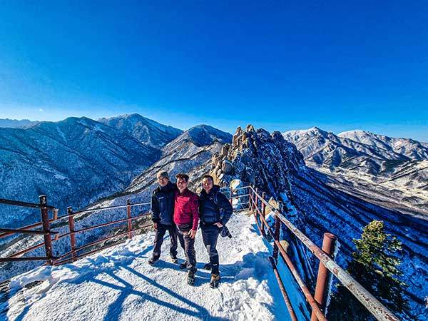 내 마음을 갈대처럼 흔들리게 만든 울산바위 정상에서 친구들의 인증샷.