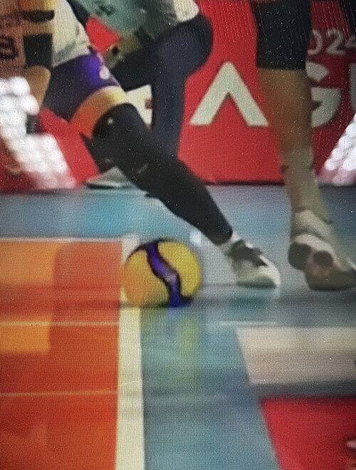 정관장 박은진의 외발 이동 공격이 흥국생명 코트에 떨어지는 장면. 선심의 판정은 아웃이었고, 비디오 판독 결과도 아웃으로 나왔다.&nbsp;