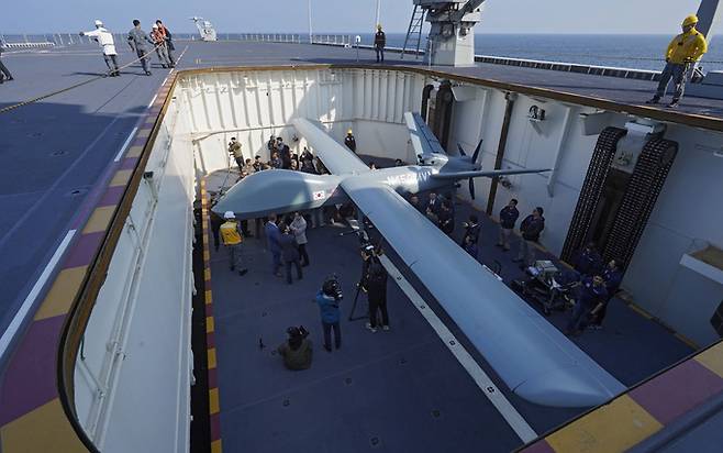 12일 해군이 실시한 전투실험에 참가한 모하비 무인기가 대형수송함 독도함 엘리베이터를 이용해 비행갑판으로 올라가고 있다. 해군 제공