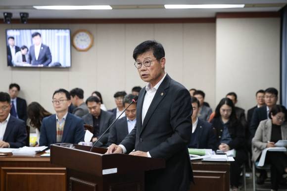 김문수 전남도의회 농수산위원장이 수산자원 보호를 주 내용으로 한 ‘전라남도 비어업인 수산자원 포획·채취 기준 조례안’을 대표 발의하고 있다.