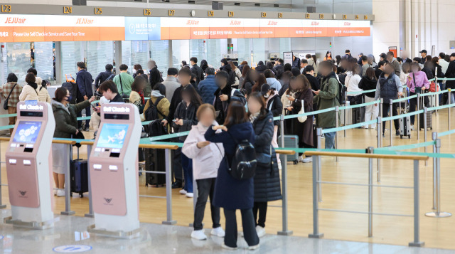 사진은 기사 내용과 무관함. 인천국제공항 제1여객터미널에서 일본 등 해외로 향하는 여행객들이 탑승 수속을 위해 줄을 서고 있다. 연합뉴스