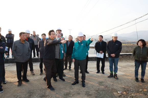 지난 20일 김하수 청도군수가 주요공사 현장을 방문해 안전실태를 점검하고 있다. ⓒ청도군