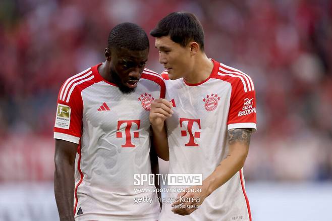 ▲ 국제축구연맹(FIFA) 산하 국제스포츠연구소(CIES)가 김민재를 세계 최고의 센터백으로 선정한 데 이어, 분데스리가 최고의 수비수로도 인정받았다. 유럽 5대 리그에서 패스 성공률과 시도 횟수 모두 상위권을 기록하며 현대 축구의 새로운 패러다임을 제시하고 있다 축구 통계 매체 '데이터MB'에 따르면, 김민재는 이번 시즌 분데스리가 센터백 중 가장 높은 점수를 기록했다. 데이터MB는 이번 시즌 센터백 퍼포먼스 순위에서 김민재가 92점을 획득해 1위를 차지했다고 발표했다. 2위인 요나탄 타(레버쿠젠, 86점)와 상당한 격차를 보이는 점수다. 김민재의 동료이자 중앙 수비 파트너인 다요 우파메카노, 니콜라스 슐로터벡(도르트문트)은 각각 85점으로 공동 3위에 올랐다. 김민재는 유일하게 90점을 넘긴 센터백으로, 올시즌 역대급 실력을 다시 한번 입증했다. 앞서 국제스포츠연구소(CIES)도 김민재를 전 세계 센터백 중 최고의 선수로 선정했다. CIES는 자체 지표로 분석한 경기력 평가에서 김민재에게 100점 만점에 91.1점을 부여했다