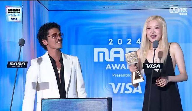 ▲ 브루노 마스(왼쪽), 로제. 출처| \'2024 MAMA 어워즈\'