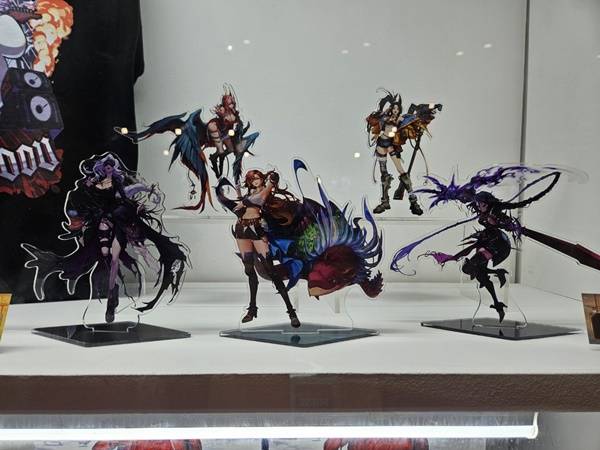 - 고퀄리티 아크릴 스탠드도 빼놓을 수 없다