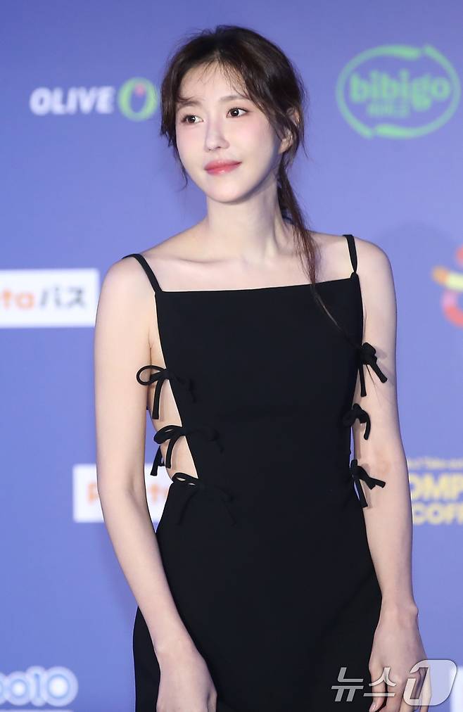 배우 이지아가 22일 일본 오사카 쿄세라 돔에서 열린 '2024 마마 어워즈'(MAMA AWARDS)에 참석해 레드카펫을 밟고 있다.  ⓒ News1 권현진 기자