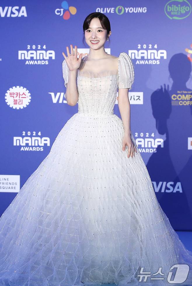 아나운서 출신 방송인 이혜성이 22일 일본 오사카 쿄세라 돔에서 열린 '2024 마마 어워즈'(MAMA AWARDS) 레드카펫 행사에 참석해 손을 흔들고 있다, ⓒ News1 권현진 기자