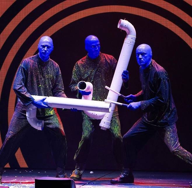 시카고에서 퍼포먼스를 선보이는 블루맨들. (출처 : 블루맨 페이스북)