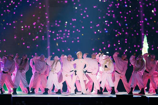 빅뱅의 지드래곤(GD,권지용)이 23일 일본 오사카 쿄세라 돔에서 열린 '2024 마마 어워즈'(MAMA AWARDS)에 출연해 화려한 무대를 선보이고 있다. (엠넷 제공) 2024.11.23/뉴스1 ⓒ News1 권현진 기자