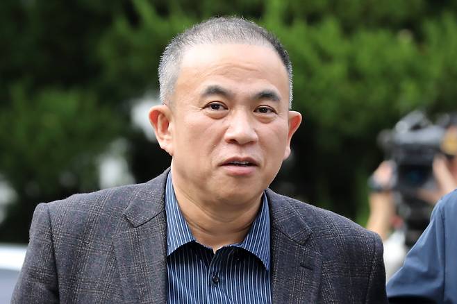 윤석열 대통령 부부 공천 개입 의혹의 핵심 인물인 명태균 씨가 지난 14일 오후 공천을 대가로 정치자금을 주고받은 혐의(정치자금법 위반)로 경남 창원시 성산구 창원지방법원에서 열린 구속 전 피의자 심문(영장실질심사)에 출석하고 있다. /뉴스1