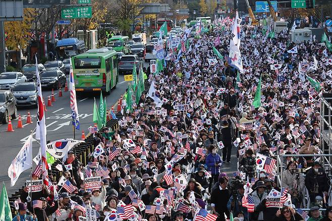 23일 오후 서울 종로구 세종대로에서 보수단체 회원들이 집회를 하고 있다./연합뉴스