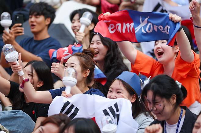 2024 파리 올림픽 첫날인 지난 7월 28일 새벽(한국 시간) 프랑스 파리 코리아 하우스에서 한국인과 현지인 등 500여 명이 대한민국을 응원하고 있다. /뉴스1