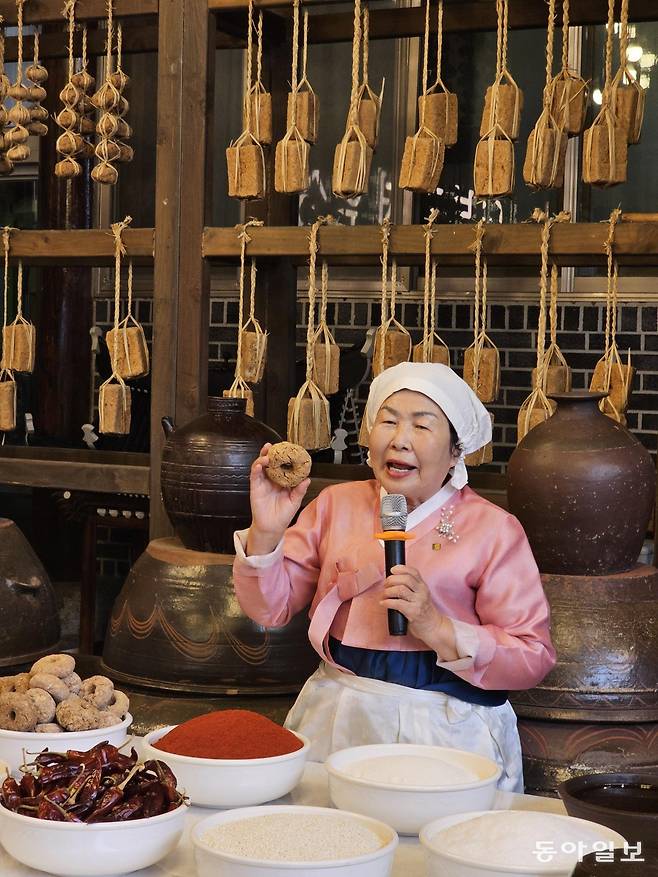 순창고추장 강순옥 명인이 고추장 담을 때 사용하는 떡메주에 대해 설명하고 있다. 전승훈 기자 raphy@donga.com