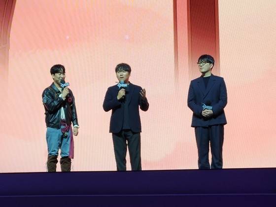 행사 말미에 깜짝 등장한 네오플 윤명진 대표(중)[제공=넥슨]