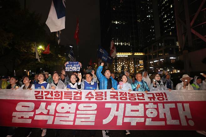 거부권을 거부하는 전국비상행동 등 시민단체 주최로 16일 오후 서울 종로구 광화문 광장 일대에서 열린 \'김건희 특검 수용, 국정농단 규명! 윤석열을 거부한다 시민행진\' 집회에서 야당 인사 등 참석자들이 대오를 갖춰 명동역을 향해 행진하고 있다. 김영원 기자 forever@hani.co.kr