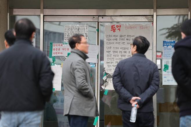 동덕여대 처장단이 21일 오전 총학생회-처장단 면담이 열리는 서울 성북구 동덕여대 약학관 앞에서 문이 열리기를 기다리고 있다. 연합뉴스