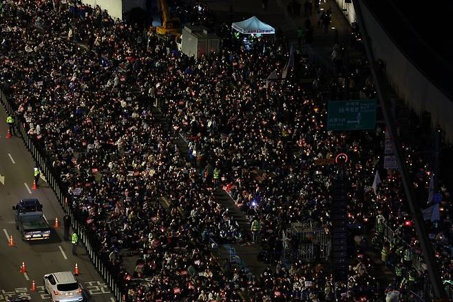 거부권을 거부하는 전국비상행동\'이 23일 오후 서울 광화문 북측광장에서 연 김건희 채상병 특검 추진, 국정농단 규명! 윤석열을 거부한다 2차 시민행진\' 집회가 진행되고 있다. 김태형 기자 xogud555@hani.co.kr