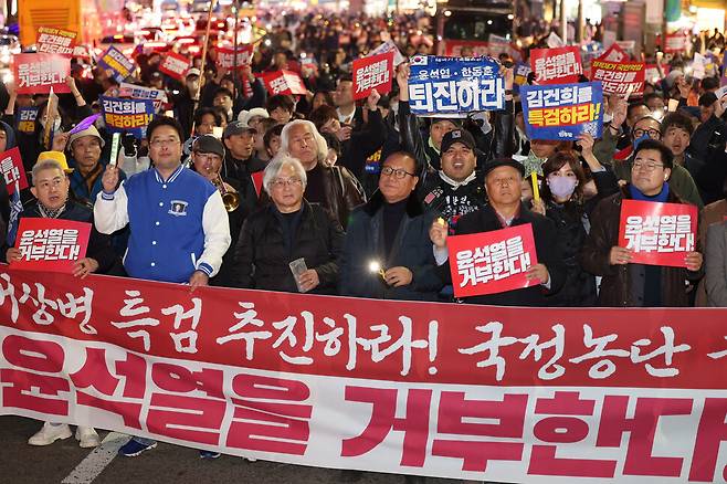 ‘김건희 채상병 특검 추진, 국정농단 규명! 윤석열을 거부한다 2차 시민행진’ 집회에서 참석자들이 명동역을 향해 행진하며 구호를 외치고 있다. 김태형 기자